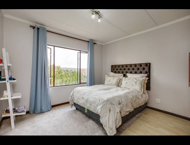 2 BEDROOM APARTMENT FOR SALE IN SUNNINGHILL